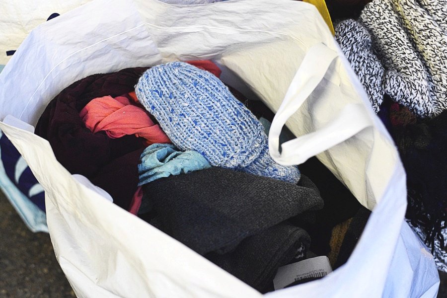 Skupinka Pražanů v neděli rozdávala oblečení lidem bez domova. Oblékli je od hlavy k patě.
