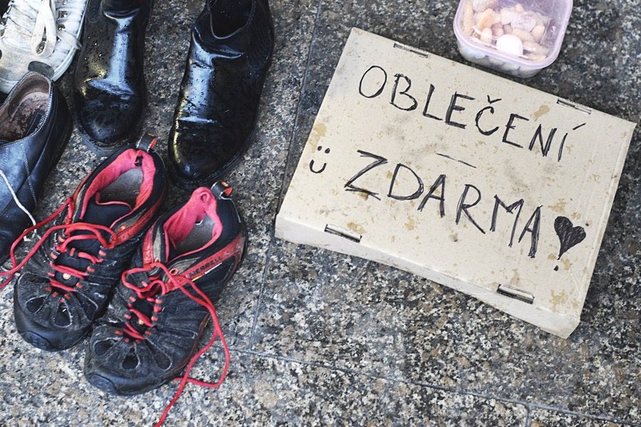 Skupinka Pražanů v neděli rozdávala oblečení lidem bez domova. Oblékli je od hlavy k patě.