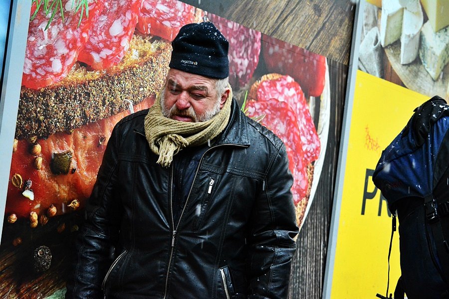 Skupinka Pražanů v neděli rozdávala oblečení lidem bez domova. Oblékli je od hlavy k patě.