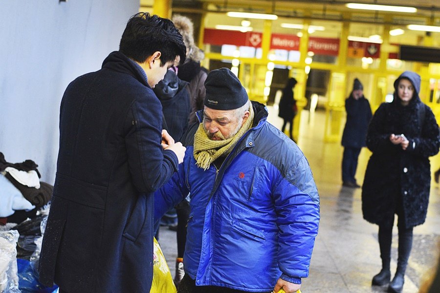 Dlaňovka, áčko, alíky - rozumíte pražským bezdomovcům?