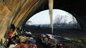 Bezdomovci čelí mrazivému počasí pod jedním z pražských mostů