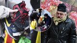 Pražané rozdávali oblečení bezdomovcům: Vánice je nezastavila