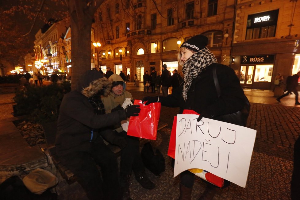 V dárkových taškách se skrývaly hygienické pomůcky, něco na zub i oblečení.