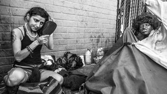 Drsné fotografie narkomanů a alkoholiků z největší čtvrtě bezdomovců v USA