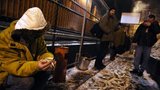 V Praze mrzne, až praští: Bezdomovci přesto noclehárny nezaplnili