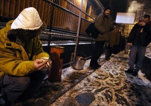 Zimní noclehárny pro bezdomovce jsou letos otevřeny od 1. prosince. Na lodi Hermes jim pak při silných mrazech odpustí poplatek i alkohol v krvi.