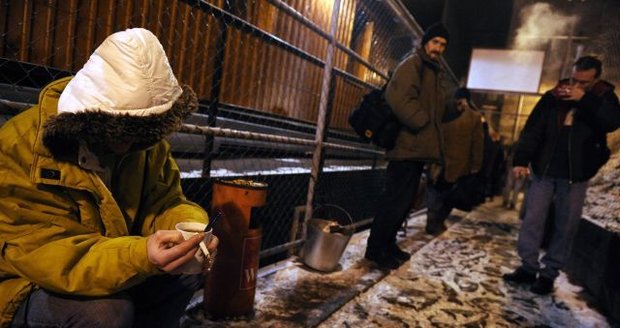 „Je to diskriminace,“ hřímají bezdomovci. Naděje u Hlaváku nebere staré