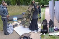 Imigranti kempují v Hyde Parku: Záchod udělali z pomníku obětem útoků z roku 2005
