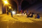 Bezdomovci v Plzni dováděli v natrhaných matracích jako ve sněhu.