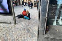 Stížnosti na bezdomovce na Můstku: Dlouhodobé řešení? Máme omezené možnosti, říkají strážníci