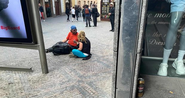 Situace u vstupu do metra Můstek, na kterou si lidé stěžují na sociálních sítích.