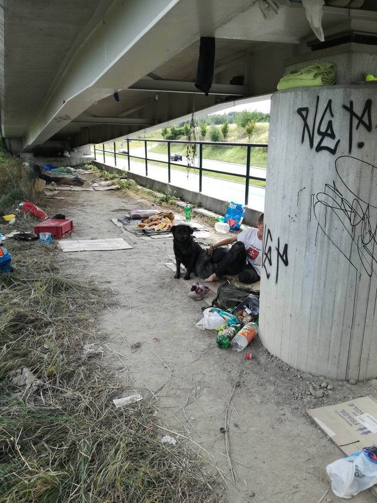 V Plzni likvidovali nepořádek po bezdomovcích.