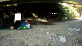Párek bezdomovců se zabydlel pod lávkou: V brlohu žili mezi odpadky a výkaly!