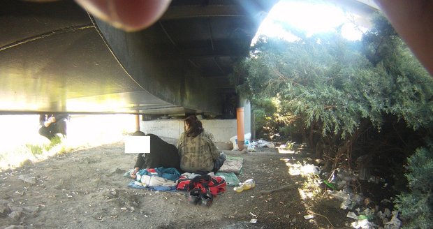 V Plzni se pod lávkou zabydlel párek bezdomovců, žili mezi odpadky a výkaly.