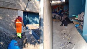 Bezdomovci se zabydleli pod mostem: Odejít odmítali, odpadky po nich zaplnily dvě dodávky