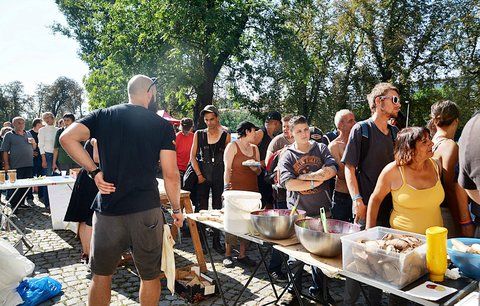 Lidé bez domova na pikniku? Aktivisté pro ně opět chystají na Štvanici pořádnou žranici