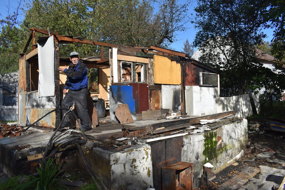 Schizofrenikovi Karlovi (63) vyhořela jeho chatka.