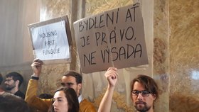 Aktivisté protestují na zastupitelstvu magistrátu Brna. Dvacet nově vyčleněných bytů pro sociální účely jim přijde málo.