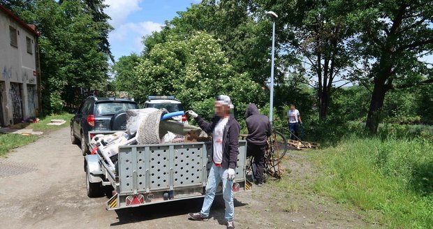 Bezdomovci v Plzni po sobě uklízeli pod dozorem strážníků nepořádek.