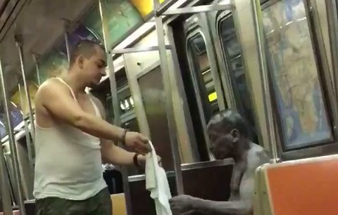 Muž se svlékl v metru a své svršky natáhl bezdomovci, ten jen nevěřícně koukal