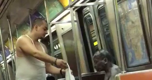 Muž se svlékl v metru a své svršky natáhl bezdomovci, ten jen nevěřícně koukal