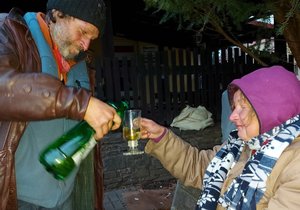 Bezdomovci František Havlík (55) s družkou Monikou Gráfovou (44) z Velké nad Veličkou vypijí denně čtyři až šest litrů ovocného vína. Bivak si rozbili v centru vesnice mezi kostelem a hospodou.