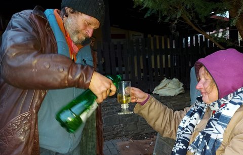 Pozdvižení na Slovácku: Monika a František se rozhodli mrznout na ulici, sousedům na očích