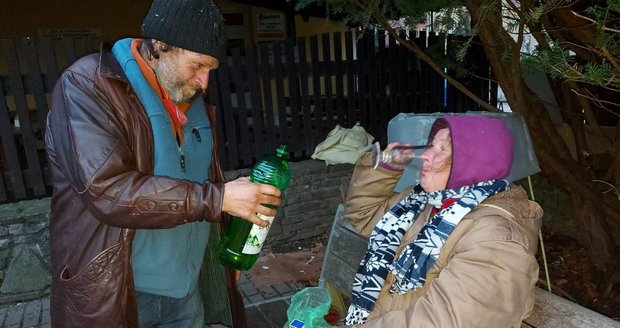 Bezdomovci František Havlík (55) s družkou Monikou Gráfovou (44) z Velké nad Veličkou vypijí denně čtyři až šest litrů ovocného vína. Bivak si rozbili v centru vesnice mezi kostelem a hospodou.