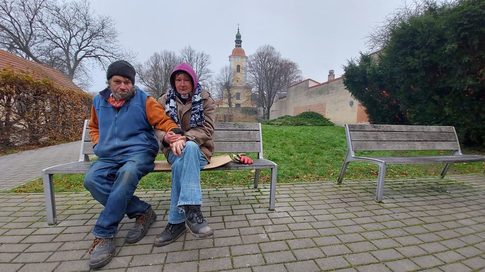 Bezdomovci František Havlík (55) s družkou Monikou Gráfovou (44) z Velké nad Veličkou vypijí denně čtyři až šest litrů ovocného vína.