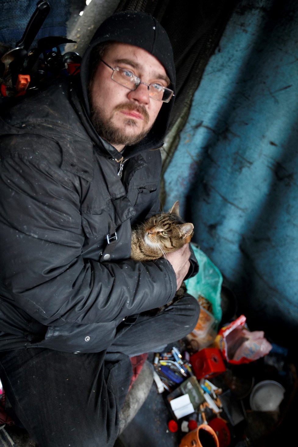 Na zarostlém pozemku ve Vokovicích žije asi dvacítka bezdomovců spolu s tlupou koček.