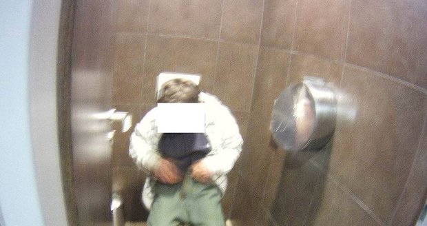 Opilý bezdomovec ze zamknul na dámské toaletě.