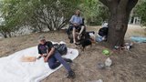 Obyvatelé pražské Ohrady bijí na poplach: Bezdomovci na lavičkách, alkohol a nepořádek