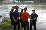Policie a záchranáři včera pátrali po muži, který skočil do Vltavy a už se nevynořil.