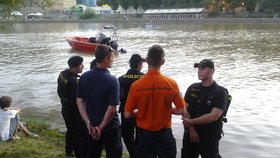 Na United Islands se utopil muž: Vsadil se o láhev vodky, že přeplave Vltavu