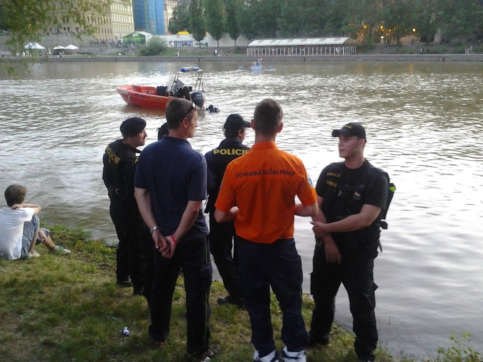 Policie a záchranáři včera pátrali po muži, který skočil do Vltavy a už se nevynořil.