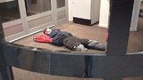 Když musíš, tak musíš! Bezdomovec si ustlal v Havířově u bankomatu a usnul jako mimino