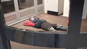 Bezdomovec si ustlal v Havířově u bankomatu a usnul jako mimino.