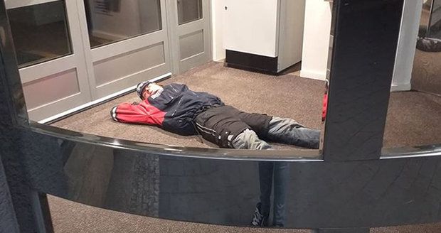 Bezdomovec si ustlal v Havířově u bankomatu a usnul jako mimino.