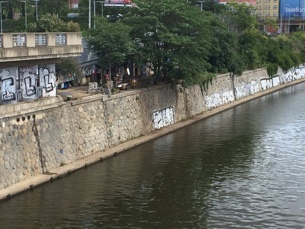 Pohled na příbytek bezdomovců z Hlávkova mostu