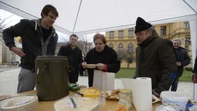 Bezdomovci na třech místech v Praze dostávali od dobrovolníků veganský guláš.