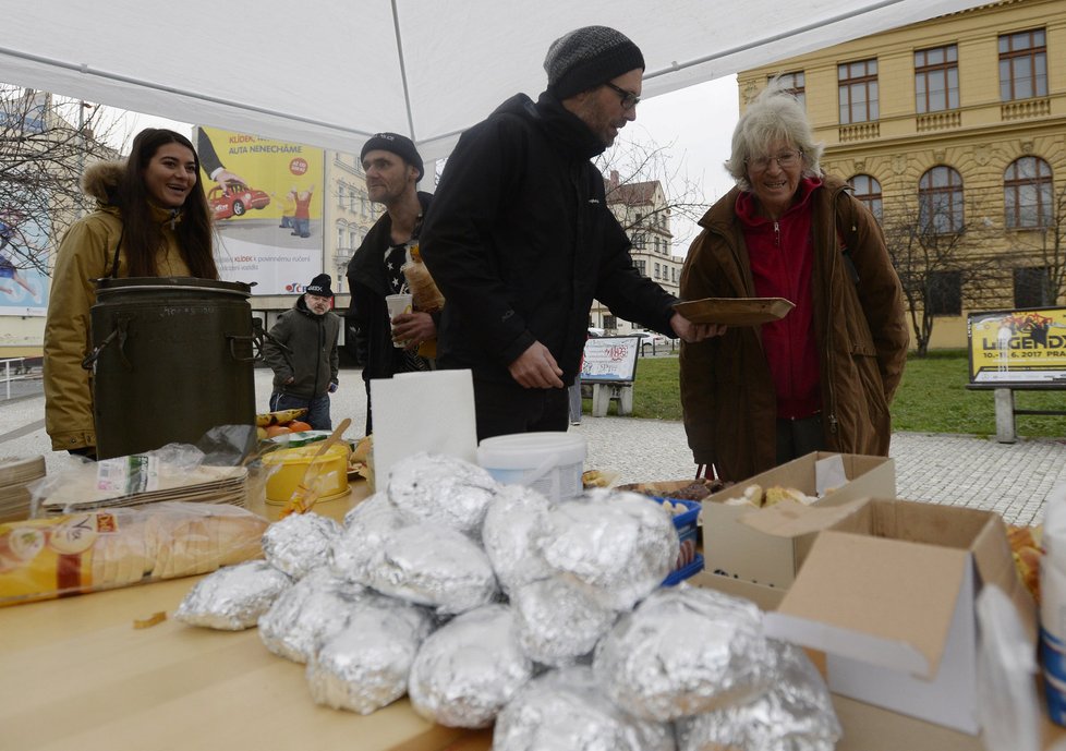 Bezdomovci na třech místech v Praze dostávali od dobrovolníků veganský guláš.