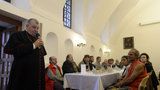 Tradice v Arcibiskupském paláci: Poobědvaly tu stovky bezdomovců a opuštěných 