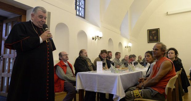 Tradice v Arcibiskupském paláci: Poobědvaly tu stovky bezdomovců a opuštěných 