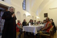 Tradice v Arcibiskupském paláci: Poobědvaly tu stovky bezdomovců a opuštěných