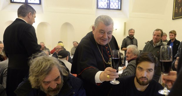 V Arcibiskupském paláci proběhl tradiční oběd s bezdomovci a opuštěnými seniory.