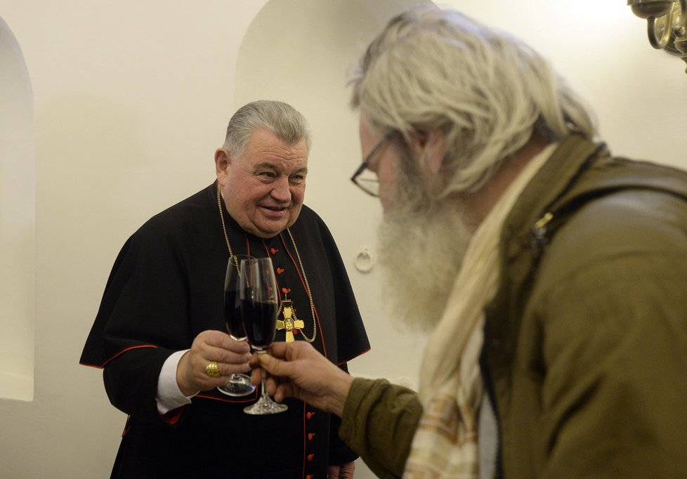 V Arcibiskupském paláci proběhl tradiční oběd s bezdomovci a opuštěnými seniory.