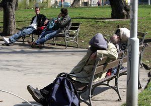 Zmizí bezdomovci z ulic Prahy do internačního tábora?