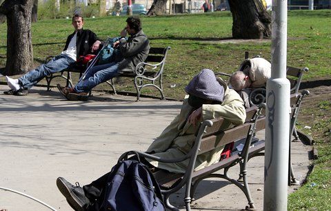 V Česku je dvakrát víc bezdomovců než dřív. Důvod? Alkohol a exekuce