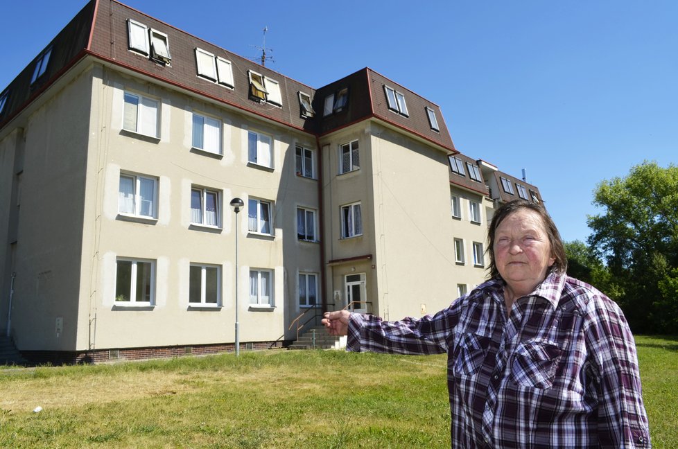 Anna Kratochvílová (68) před domem, ve kterém obec pronajala byty cizincům.