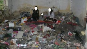 Dva feťáci nechali na Kladně svou malou dcerku, které jsou pouze tři roky, válet se v odpadcích!